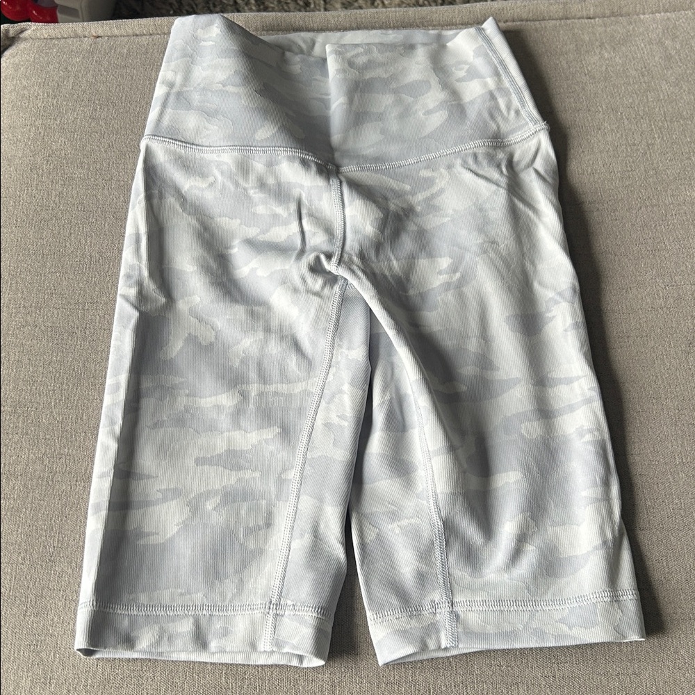 Lululemon Wunder Under White Camouflage long compression shorts - size 4